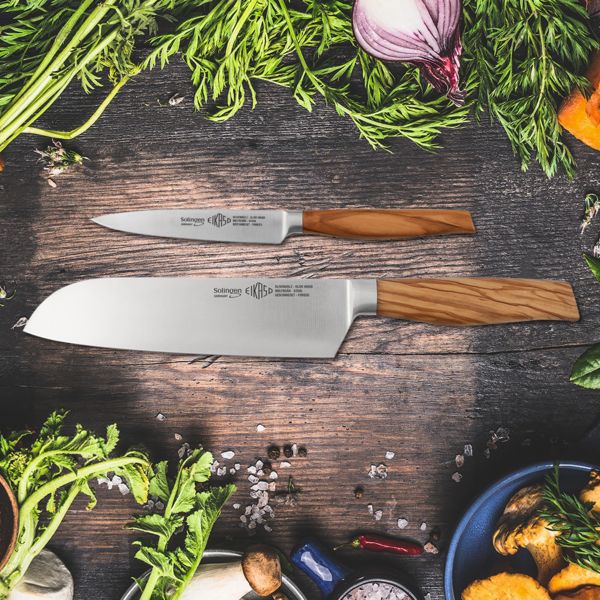 Hochwertiges Eikaso Santoku-Messer mit handgeschmiedeter Klinge und elegantem Olivenholzgriff für müheloses Schneiden und anspruchsvolles Design